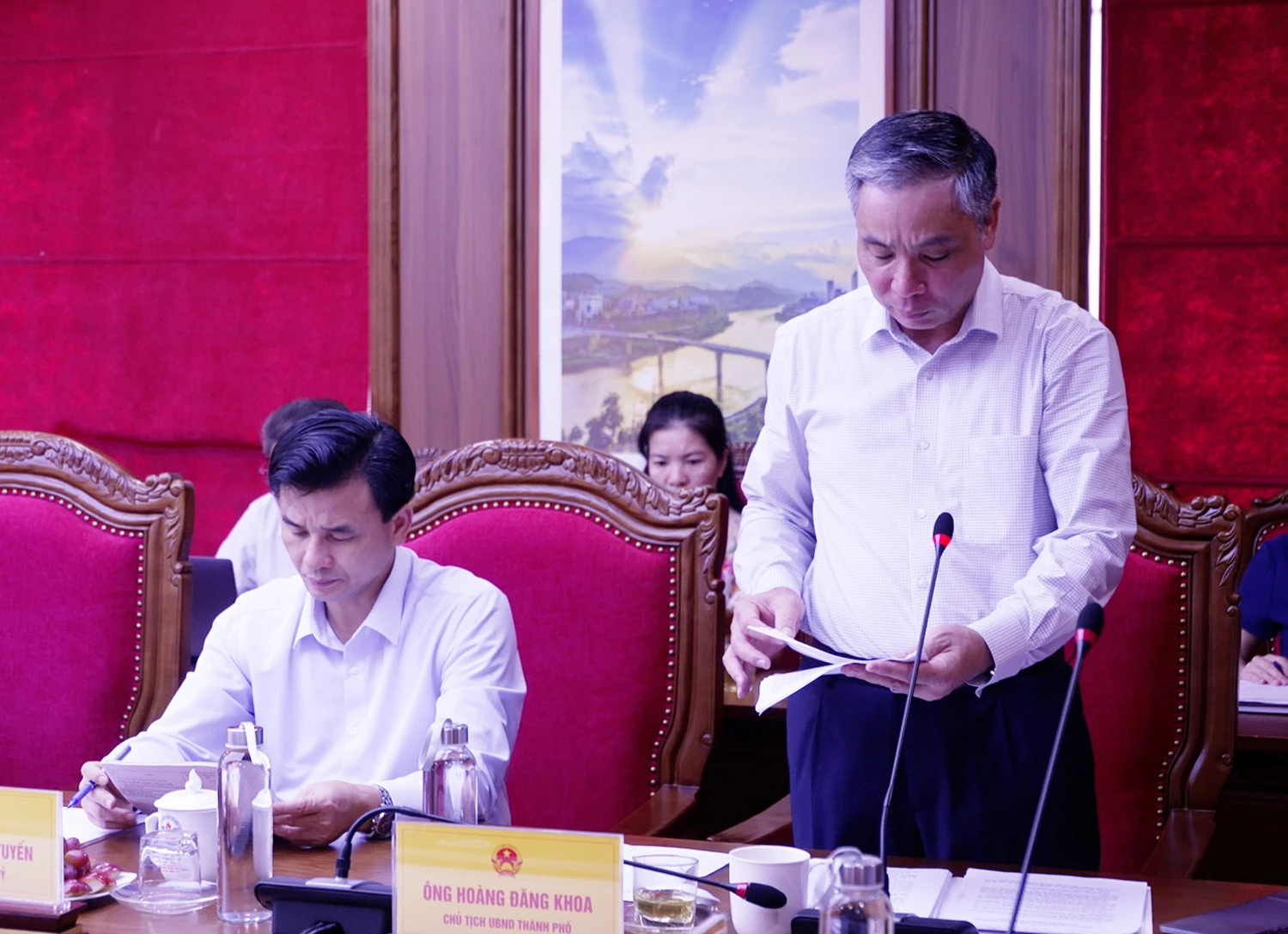 Đồng chí Hoàng Đăng Khoa, Chủ tịch UBND thành phố Lào Cai báo cáo tình hình thực hiện nhiệm vụ phát triển kinh tế - xã hội.