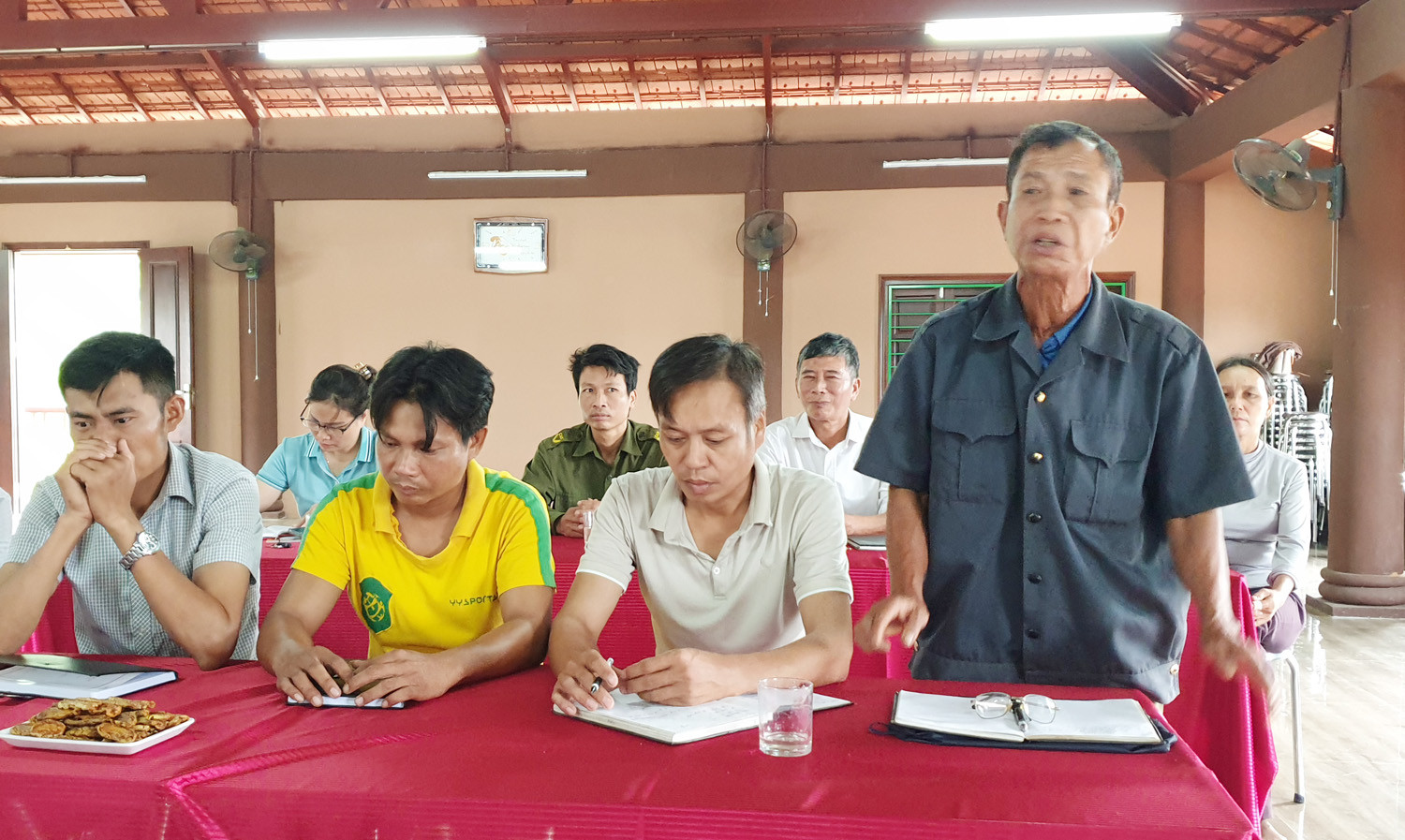 Đảng viên tham gia ý kiến. Đảng viên tham gia ý kiến.