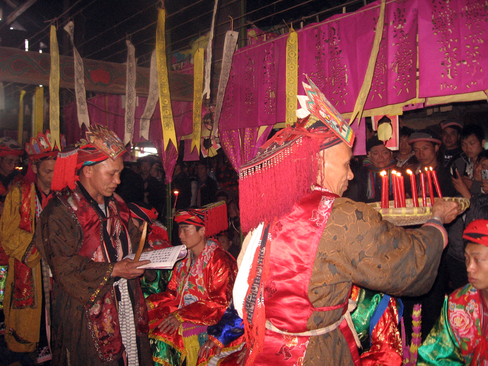 Thực hiện các nghi lễ trong lễ cấp sắc.