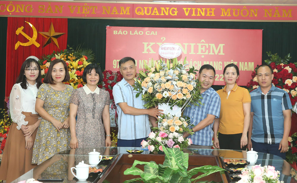 Các cơ quan, đơn vị, địa phương chúc mừng Báo Lào Cai nhân 97 năm Ngày Báo chí cách mạng Việt Nam ảnh 23