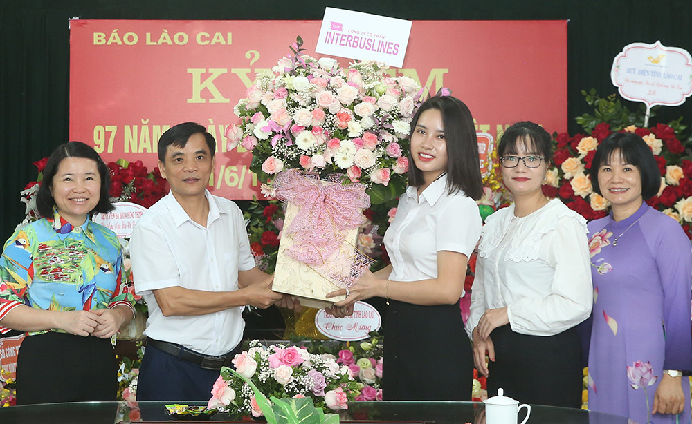 Các cơ quan, đơn vị, địa phương chúc mừng Báo Lào Cai nhân 97 năm Ngày Báo chí cách mạng Việt Nam ảnh 45