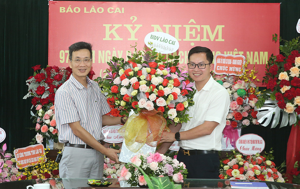 Các cơ quan, đơn vị, địa phương chúc mừng Báo Lào Cai nhân 97 năm Ngày Báo chí cách mạng Việt Nam ảnh 40