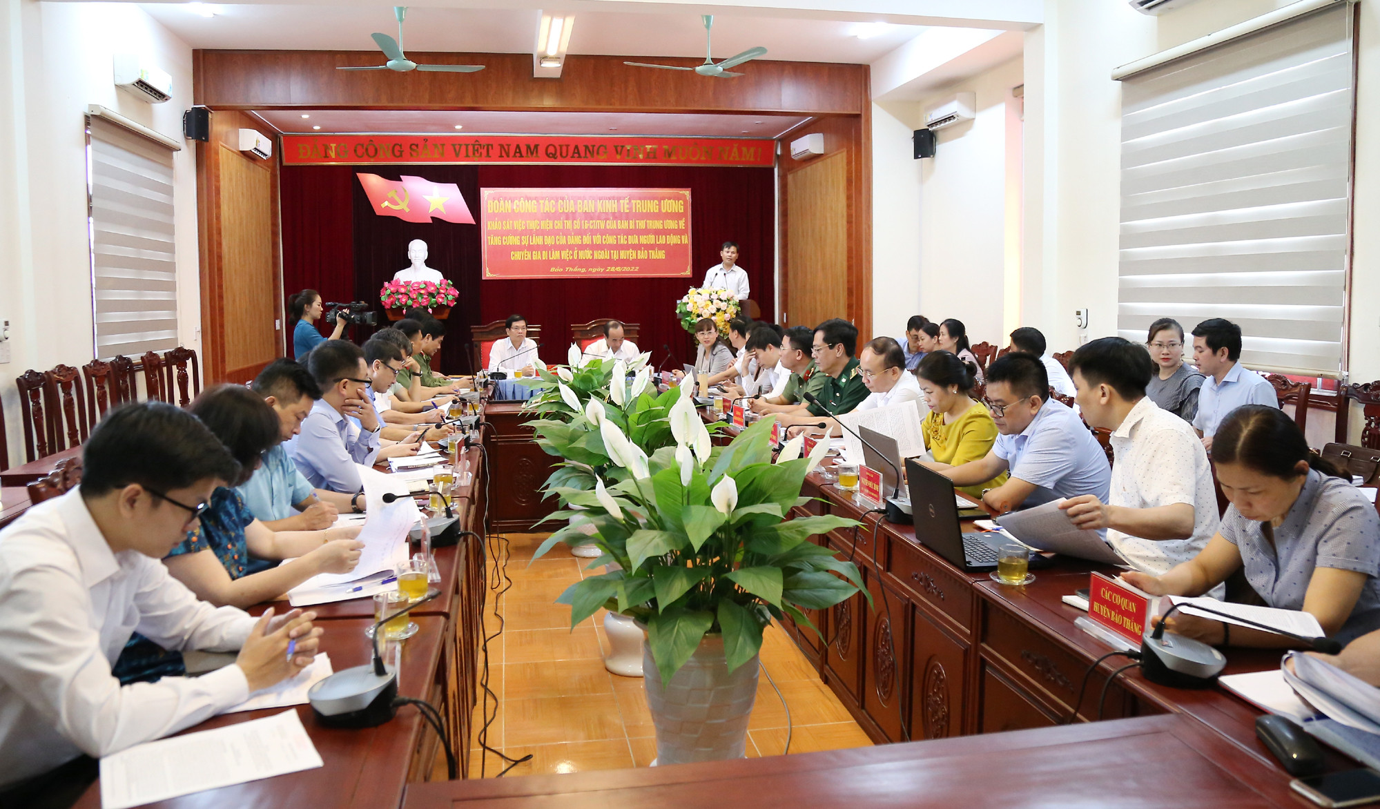 Quang cảnh buổi làm việc.