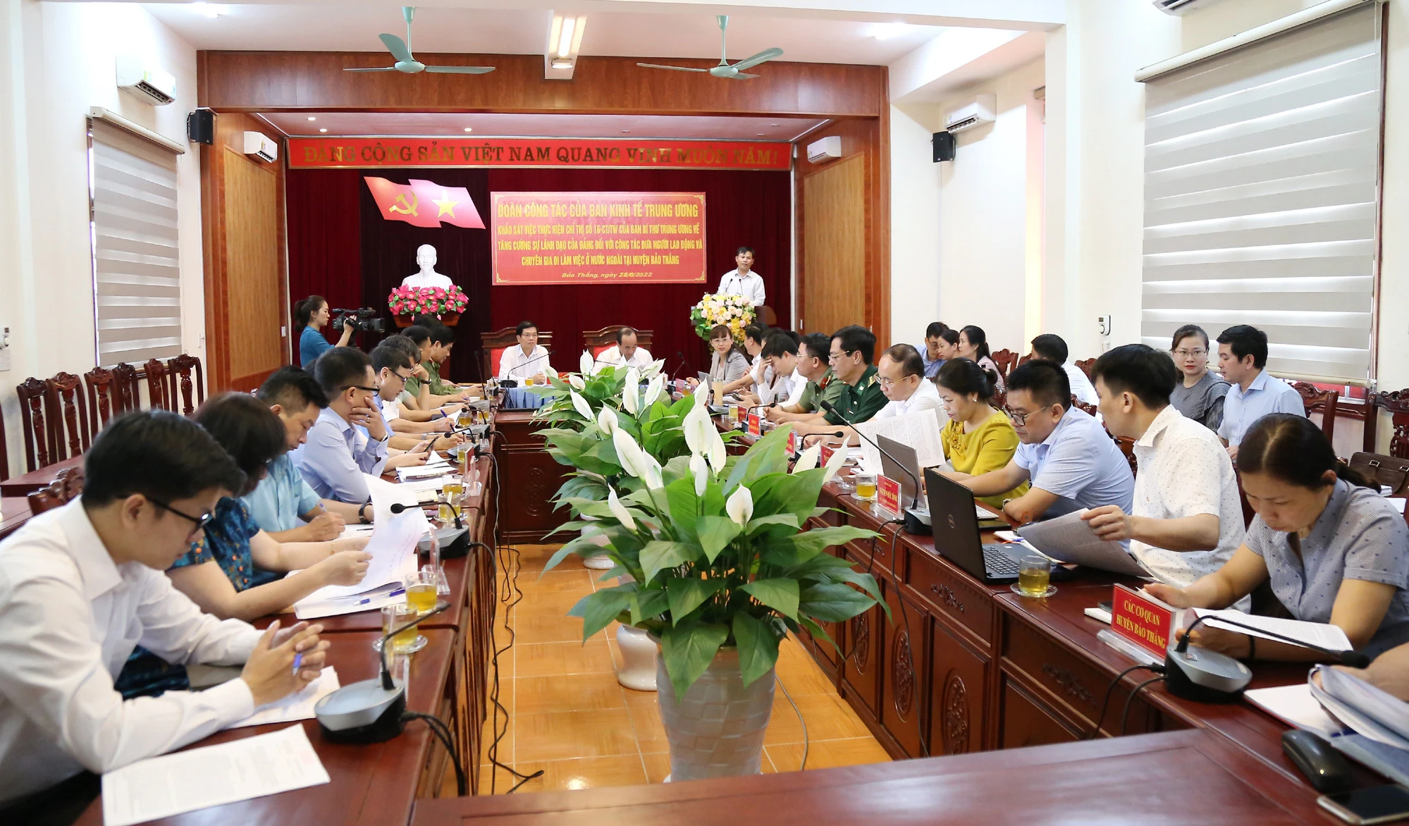 Quang cảnh buổi làm việc.