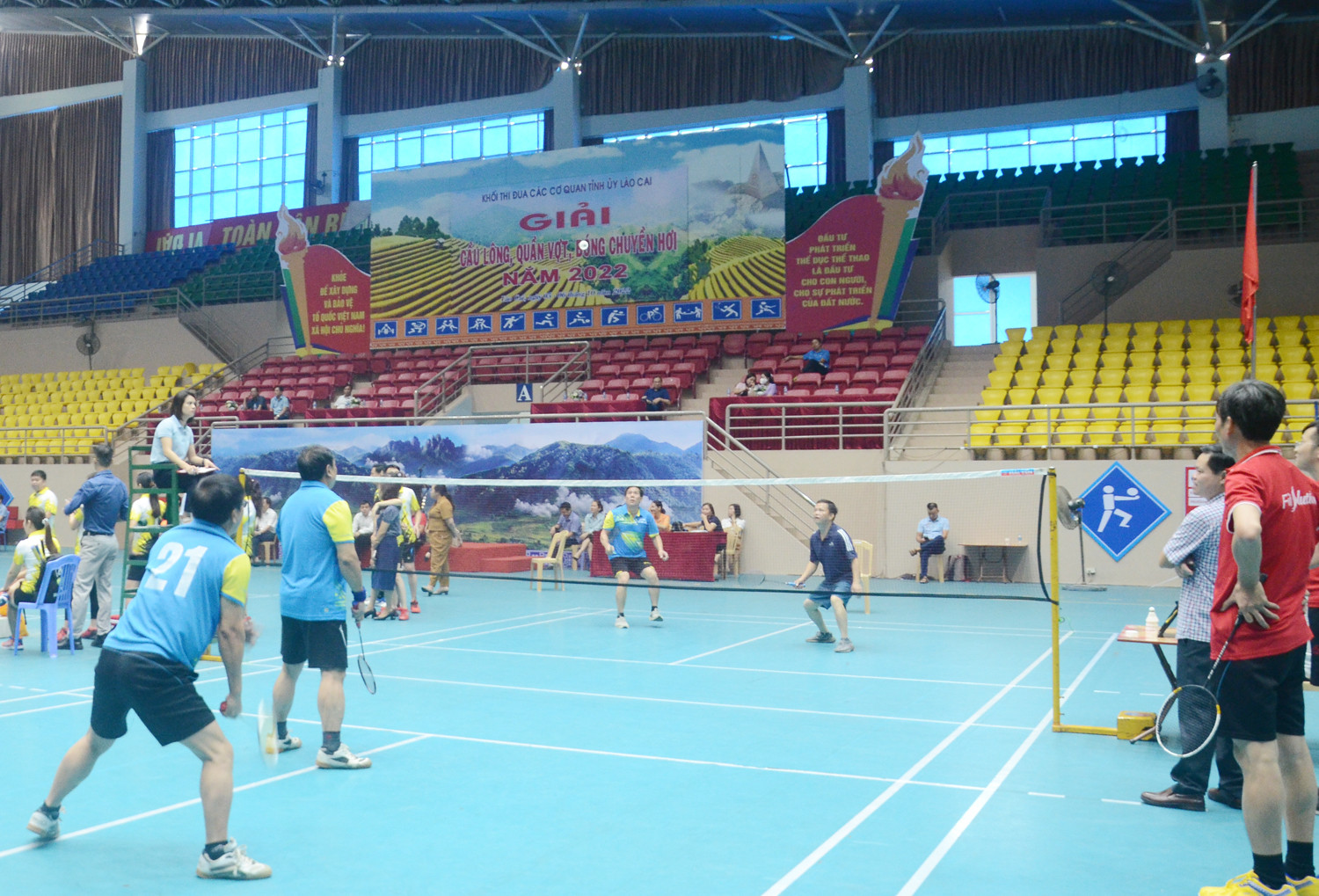 Trận đấu cầu lông đôi nam lãnh đạo. Trận đấu cầu lông đôi nam lứa tuổi 45 trở lên. Trận bóng chuyền hơi đội nam đầu tiên giữa Ban Tuyên giáo Tỉnh uỷ và Ban Dân vận Tỉnh uỷ. Trận bóng chuyền hơi giữa đội bóng Văn phòng Tỉnh uỷ gặp Trường Chính trị tỉnh.