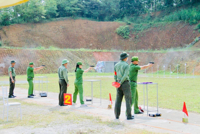 Thiếu tá Dương Lan Quỳnh Phương cùng các đồng đội tham gia nội dung thi đấu bắn đĩa tại Hội thi Điều lệnh, bắn súng, võ thuật Công an nhân dân năm 2022 - khu vực phía Bắc.
