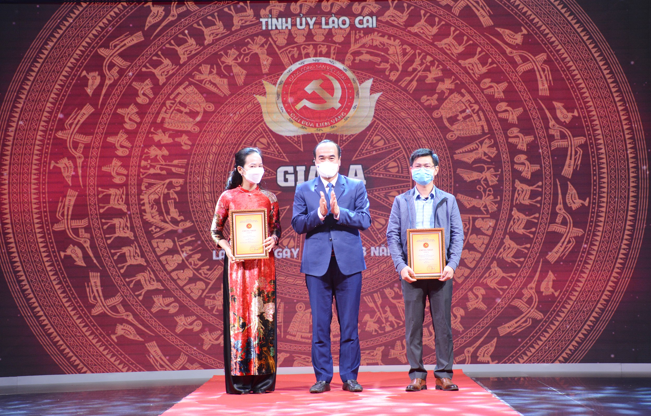 Phó Bí thư Thường trực Tỉnh ủy Vũ Xuân Cường trao giải A cho tác giả, nhóm tác giả đoạt giải Búa liềm vàng tỉnh Lào Cai năm 2021.