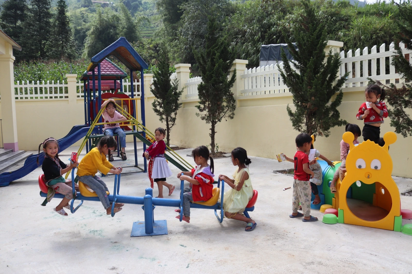 Niềm vui trong những ngôi trường mới ảnh 2