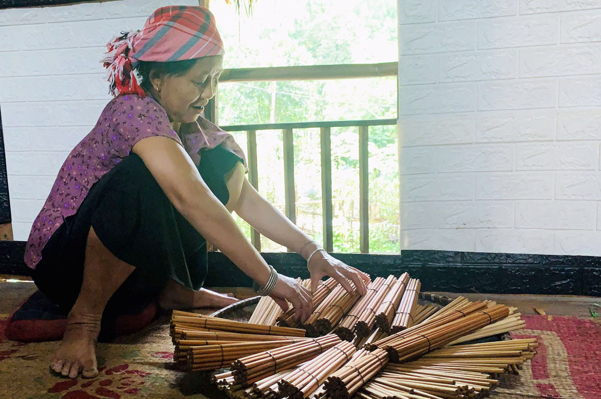 Sử dụng đũa truyền thống phản ánh tập quán của người Tày. Sử dụng đũa truyền thống phản ánh tập quán của người Tày.