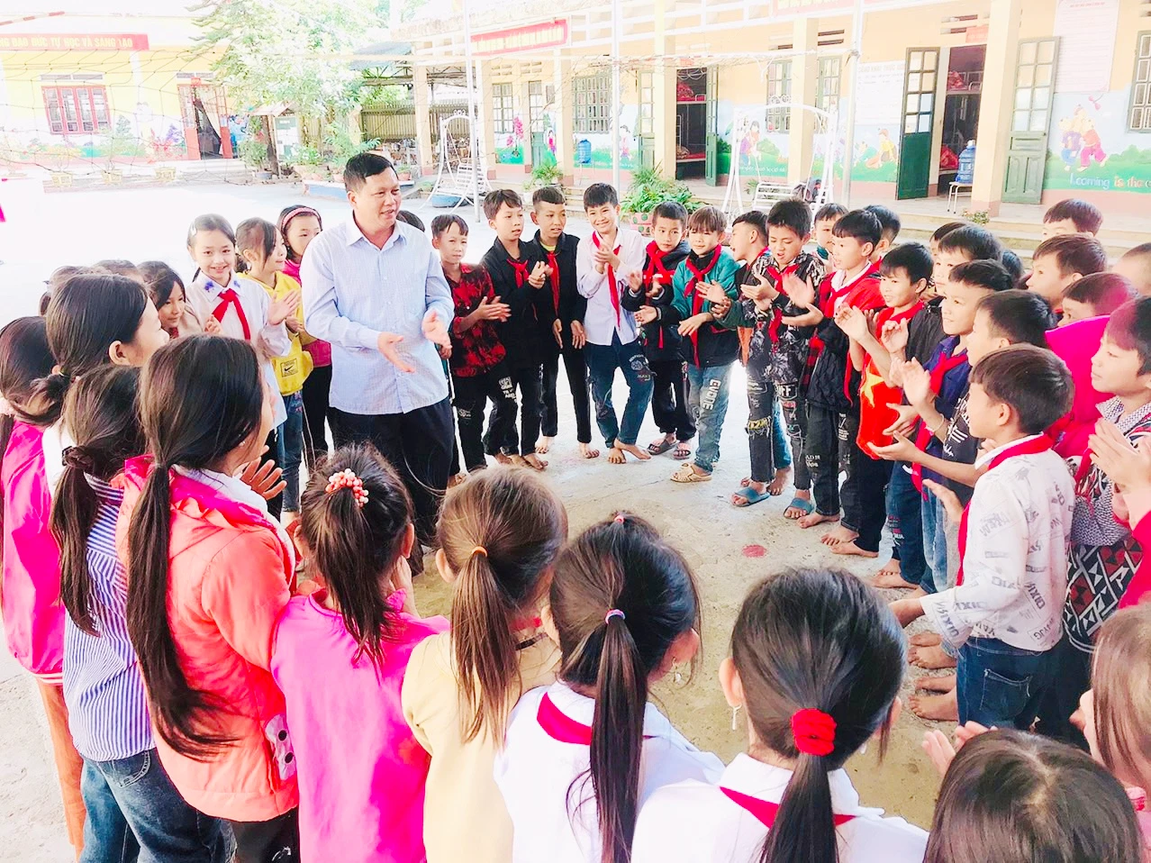 Thầy giáo Vũ Văn Duân trò chuyện với học sinh trong giờ giải lao.