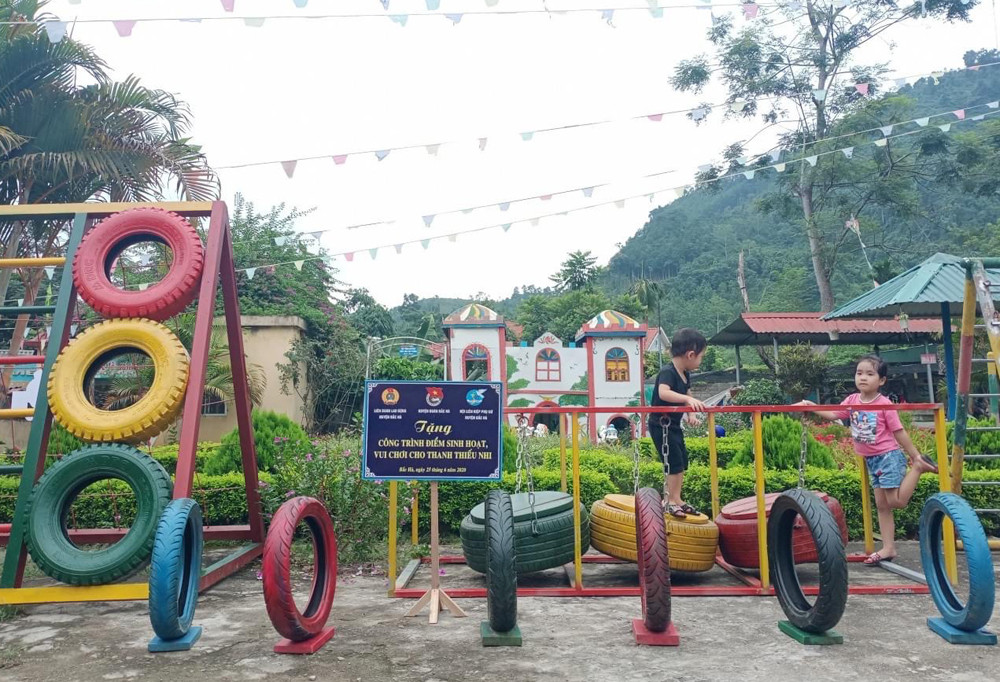 Trẻ em vùng cao thiếu sân chơi dịp hè. Trẻ em vùng cao thiếu sân chơi dịp hè.