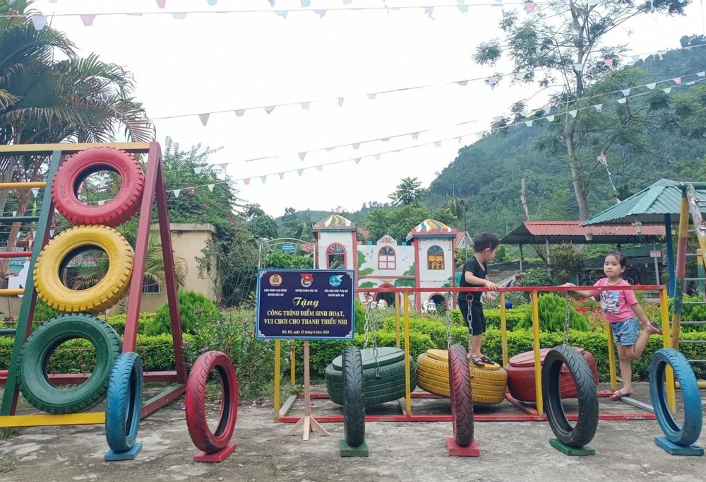 Trẻ em vùng cao thiếu sân chơi dịp hè.