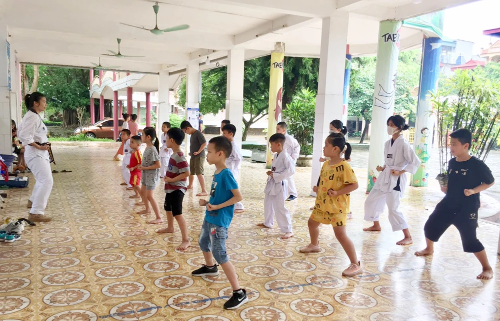 Các em nhỏ học năng khiếu tại Trung tâm hoạt động Thanh, thiếu nhi tỉnh Lào Cai.