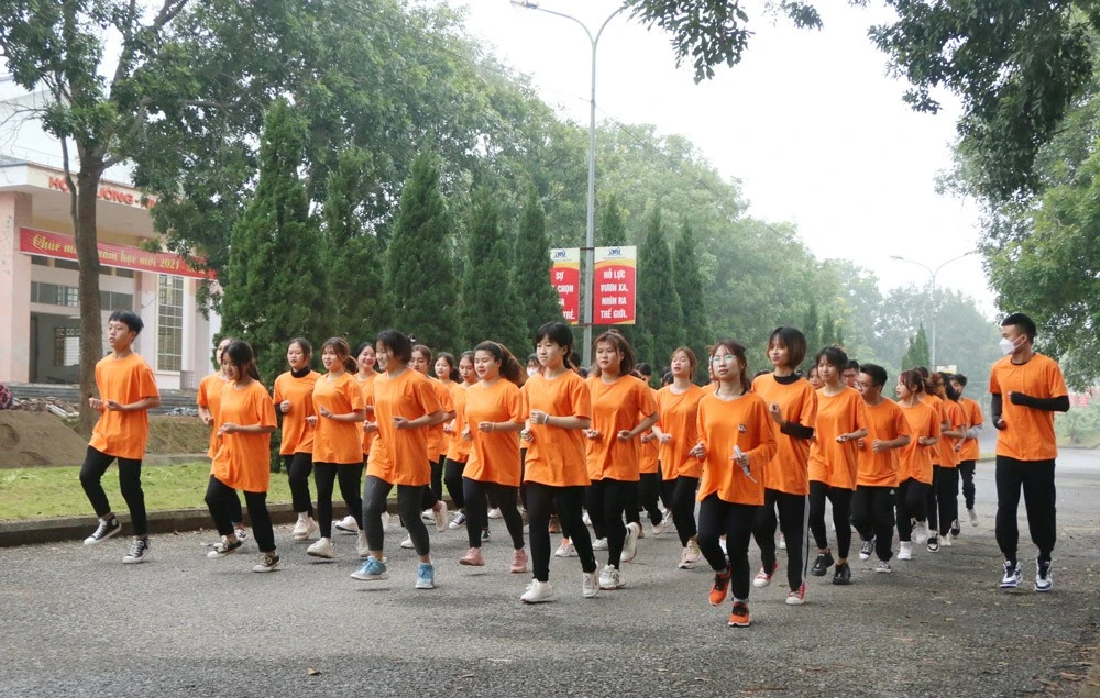 Hơn 1.000 sinh viên Phân hiệu Đại học Thái Nguyên tại Lào Cai tham gia chạy đều tập thể ảnh 3