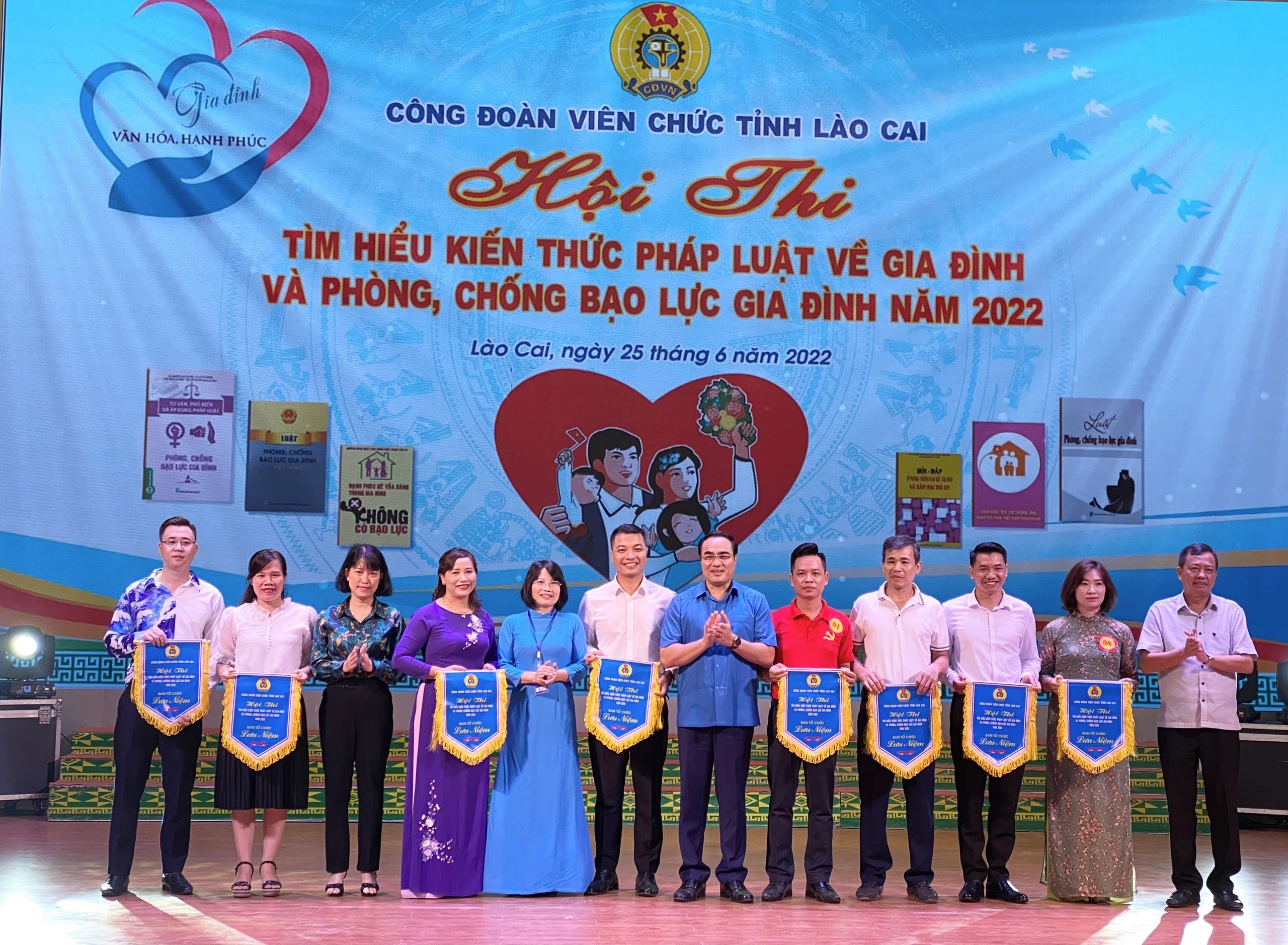 Trao cờ lưu niệm cho các đội dự thi.