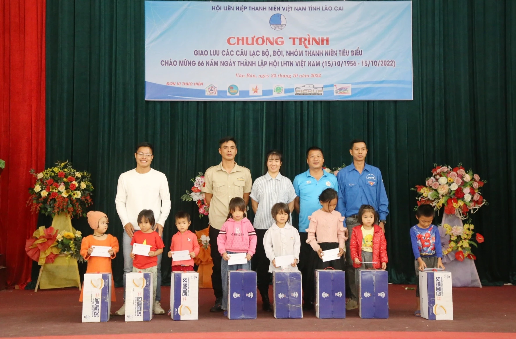 Trao quà cho thiếu nhi xã Liêm Phú.