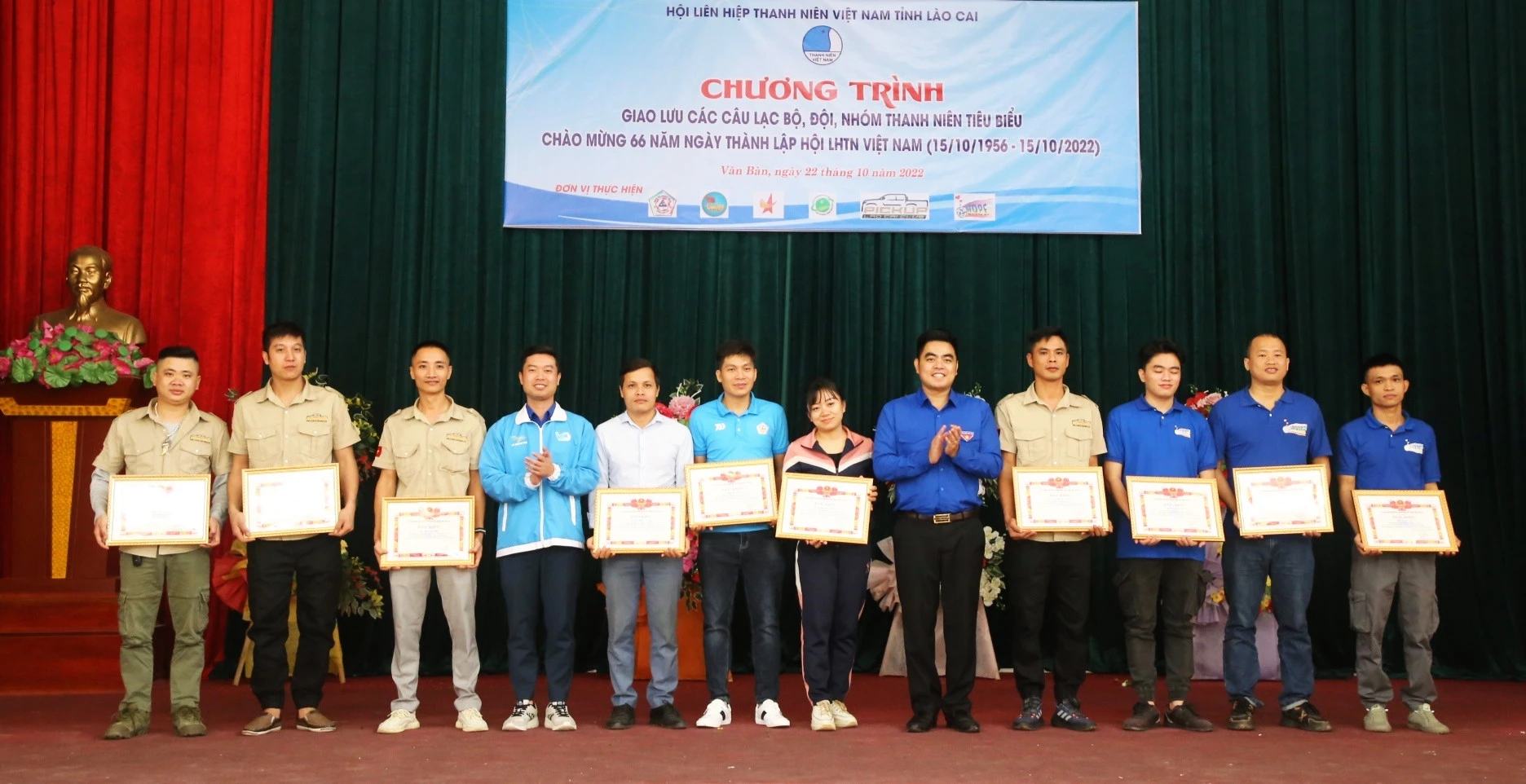 Hội LHTN Việt Nam tỉnh khen thưởng các cá nhân có hoạt động tích cực.