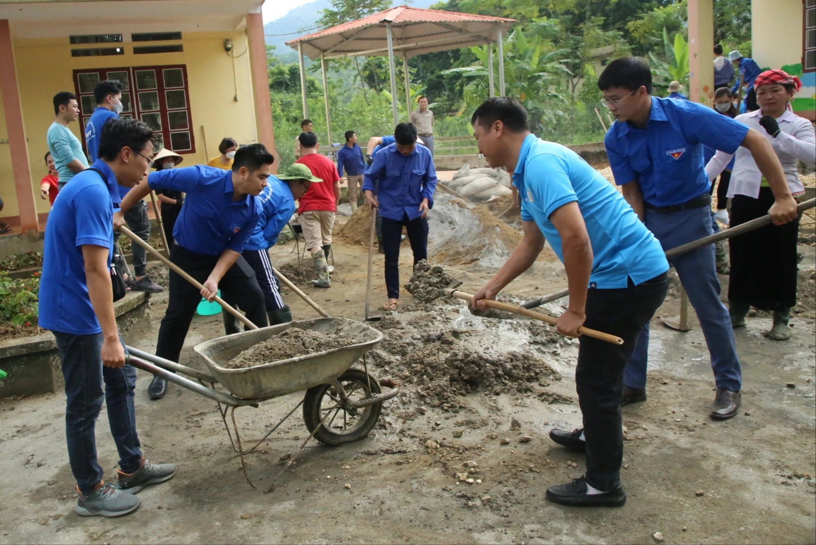 Trao tặng công trình sân chơi cho em cho điểm trường Khổi Ngoa. Đoàn viên, thanh niên và người dân tham gia đổ bê tông sân trường.