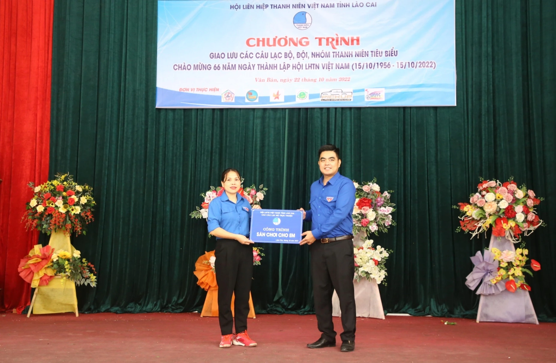 Trao tặng công trình sân chơi cho em cho điểm trường Khổi Ngoa. Đoàn viên, thanh niên và người dân tham gia đổ bê tông sân trường.