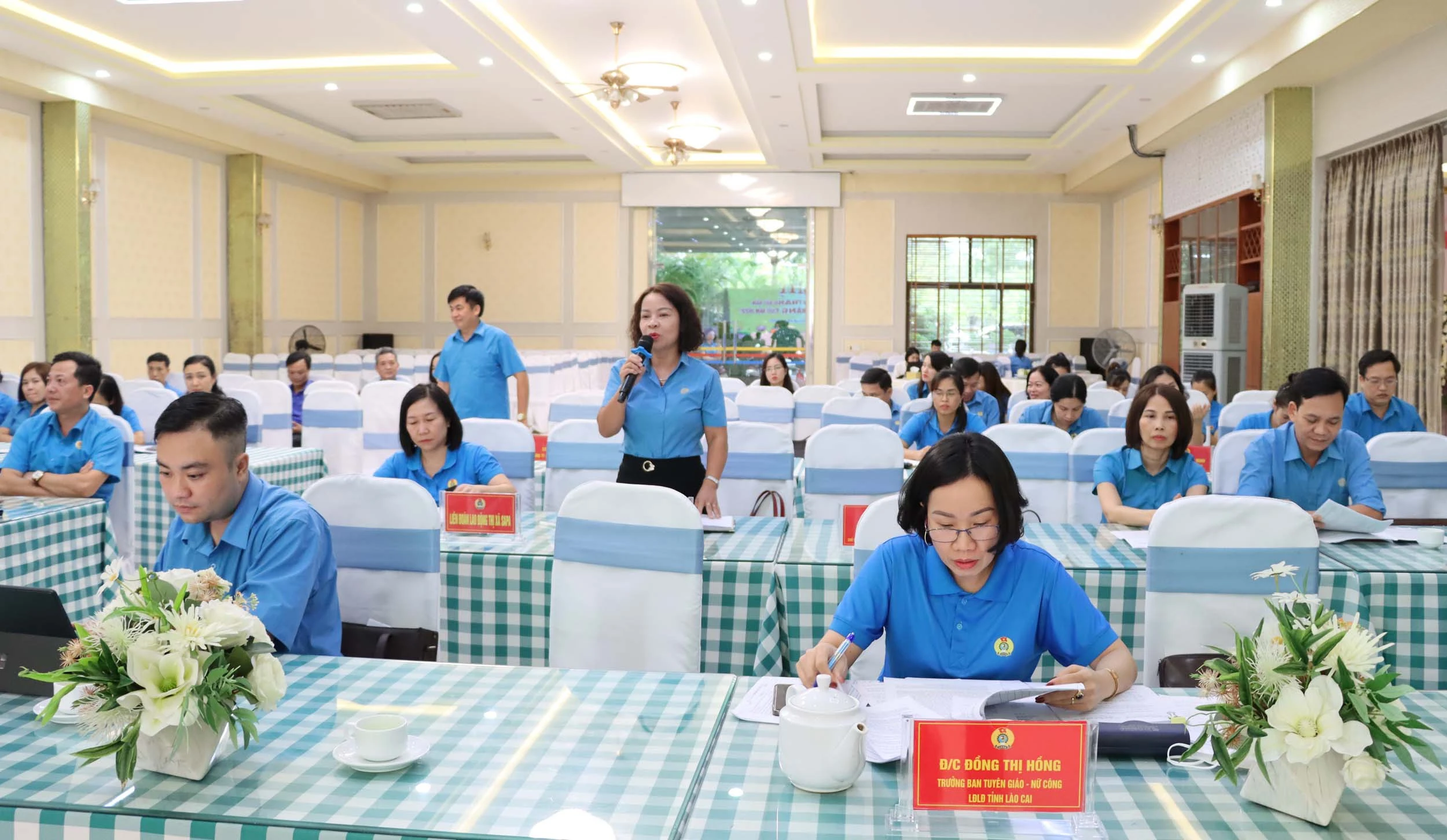 Đại biểu thảo luận ý kiến tại hội nghị.