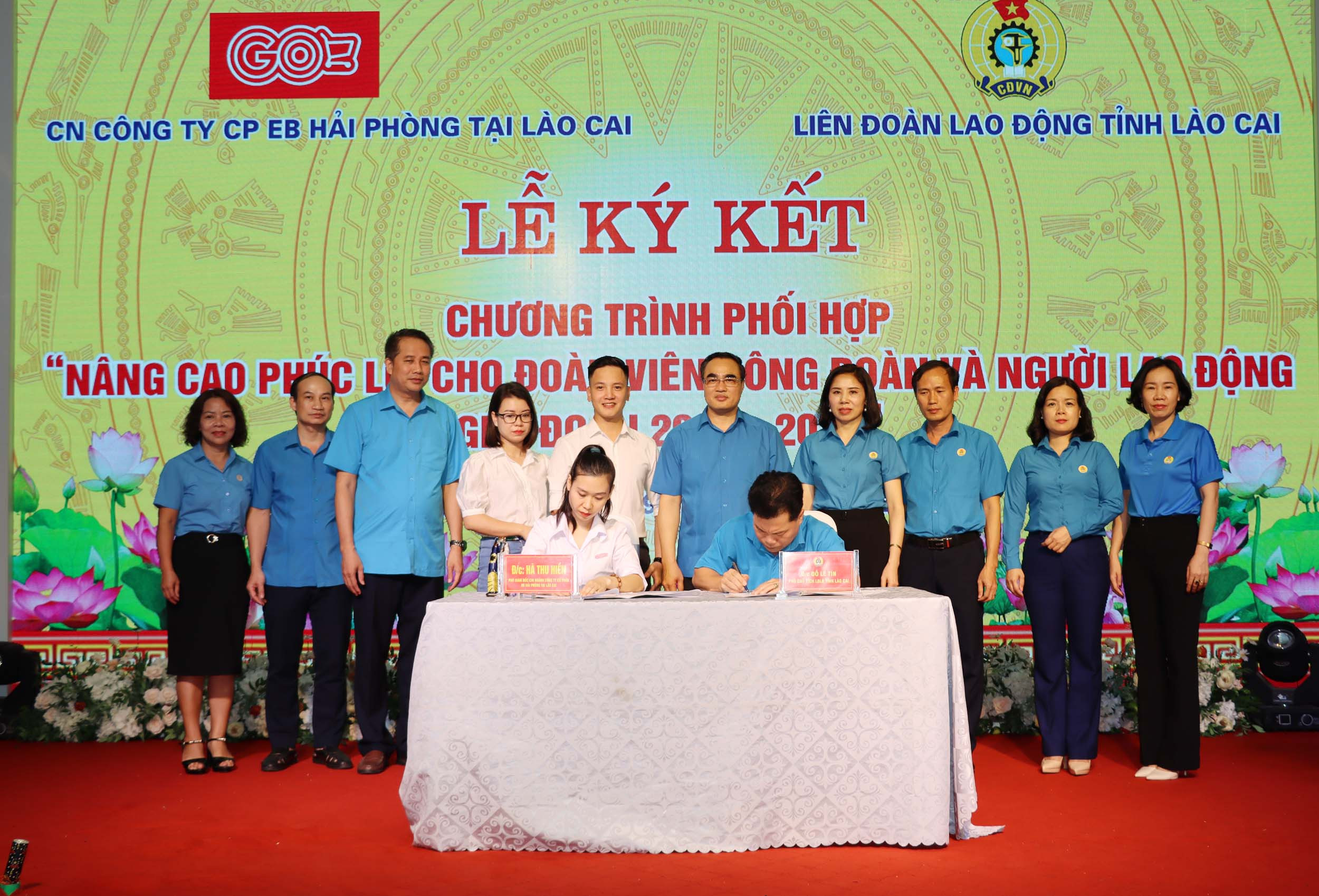 Lãnh đạo Liên đoàn Lao động tỉnh ký chương trình phối hợp với đại diện Chi nhánh Công ty Cổ phần EB Hải Phòng tại Lào Cai.