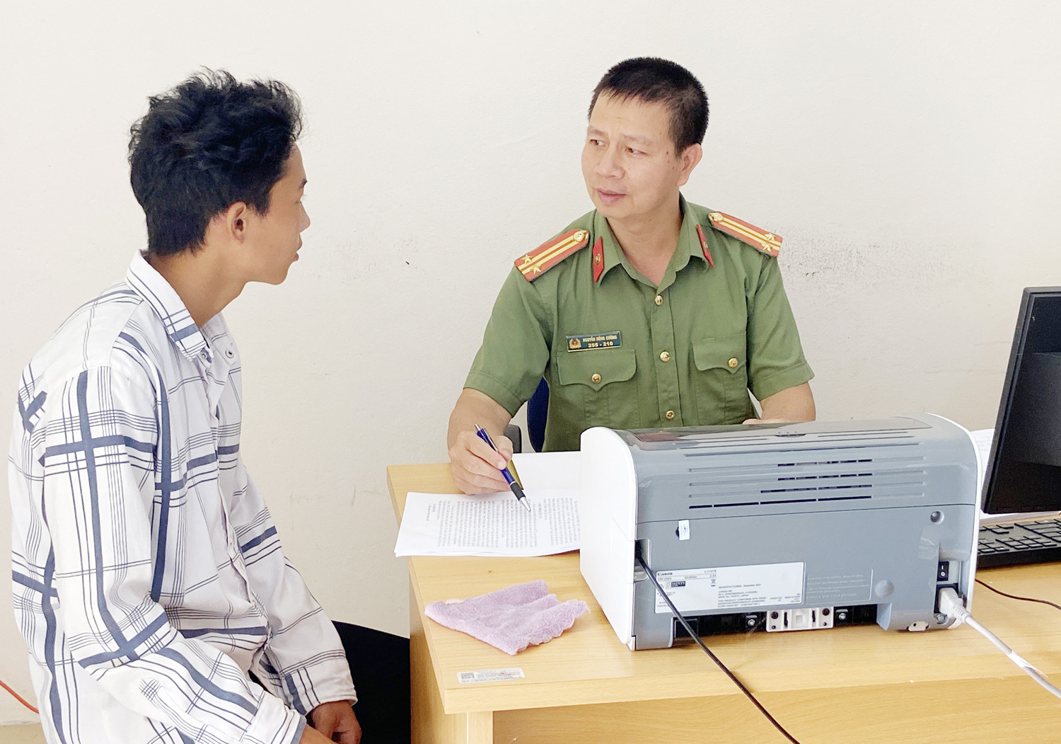 Giúp người dân làm các thủ tục về quản lý dân cư.