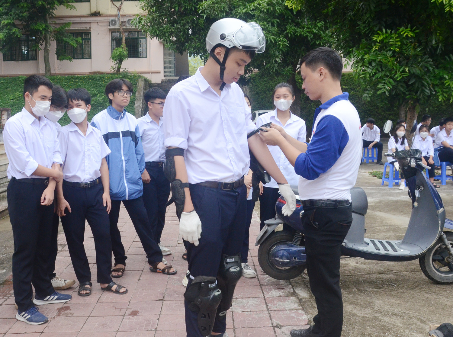 Học sinh tham gia trả lời câu hỏi tìm hiểu Luật Giao thông đường bộ. Tặng quà học sinh trả lời đúng câu hỏi về Luật Giao thông đường bộ. Hướng dẫn sử dụng bảo hộ trước khi đi xe mô tô, xe gắn máy, xe máy điện. Hướng dẫn đội mũ bảo hiểm đúng cách. Kiểm tra an toàn phương tiện trước khi tham gia giao thông. Hướng dẫn tư thế lái xe an toàn. Trải nghiệm lái xe trên sa hình.
