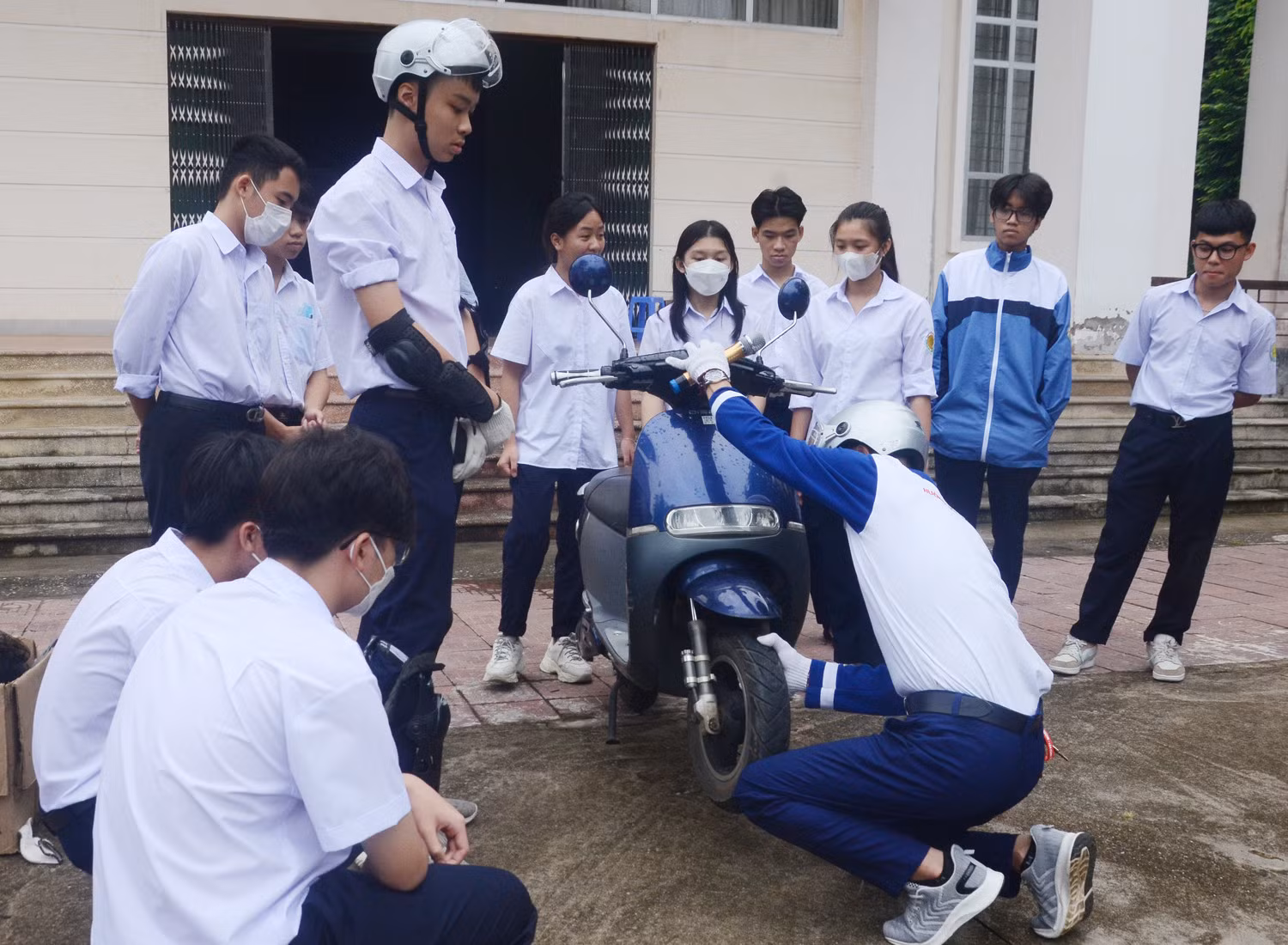 Học sinh tham gia trả lời câu hỏi tìm hiểu Luật Giao thông đường bộ. Tặng quà học sinh trả lời đúng câu hỏi về Luật Giao thông đường bộ. Hướng dẫn sử dụng bảo hộ trước khi đi xe mô tô, xe gắn máy, xe máy điện. Hướng dẫn đội mũ bảo hiểm đúng cách. Kiểm tra an toàn phương tiện trước khi tham gia giao thông. Hướng dẫn tư thế lái xe an toàn. Trải nghiệm lái xe trên sa hình.