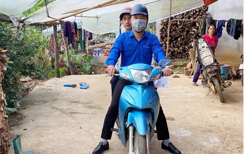 Đoàn viên huyện Si Ma Cai hỗ trợ nấu ăn cho thí sinh tại khu bán trú Trường THPT số 1 Si Ma Cai. Đoàn viên, thanh niên thị xã Sa Pa tham gia tiếp sức mùa thi. Đoàn viên, thanh niên huyện Bảo Yên hướng dẫn thí sinh sát khuẩn tay trước khi vào khu vực thi. Tình nguyện viên tại Điểm thi số 1 huyện Mường Khương dọn vệ sinh khu vực thi. Tình nguyện viên tại Mường Khương chuẩn bị bánh, sữa, nước uống cho các thí sinh tại Trường THPT số 1 Mường Khương. Thanh niên tình nguyện đưa, đón các thí sinh tham dự kỳ thi tốt nghiệp THPT năm 2022. Thanh niên tình nguyện tại Bắc Hà phát đồ ăn, sữa và nước lọc cho thí sinh. Đoàn viên, thanh niên Trường THPT số 1 Văn Bàn cổ vũ tinh thần cho thí sinh trước khi bước vào phòng thi. Đón thí sinh đầu tiên hoàn thành bài thi. Đội Cảnh sát giao thông - trật tự, Công an thành phố Lào Cai hỗ trợ nước uống cho các thí sinh.