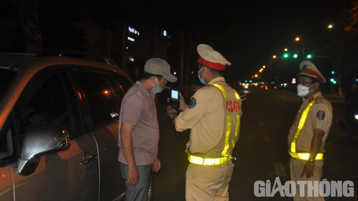 Phạt 35 triệu, tước GPLX 23 tháng tài xế ô tô có nồng độ cồn "ngất ngưởng" ảnh 1