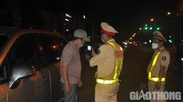 Phạt 35 triệu, tước GPLX 23 tháng tài xế ô tô có nồng độ cồn "ngất ngưởng" ảnh 1