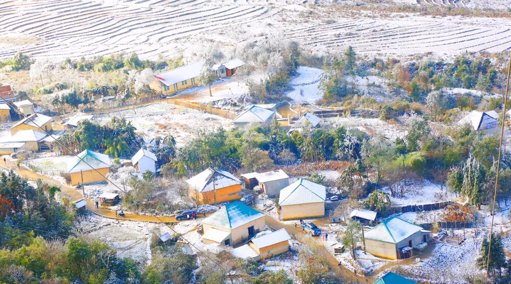 Nhớ vùng cao Lào Cai những ngày băng tuyết rơi trắng xóa mái nhà. Nhớ vùng cao Lào Cai những ngày băng tuyết rơi trắng xóa mái nhà.