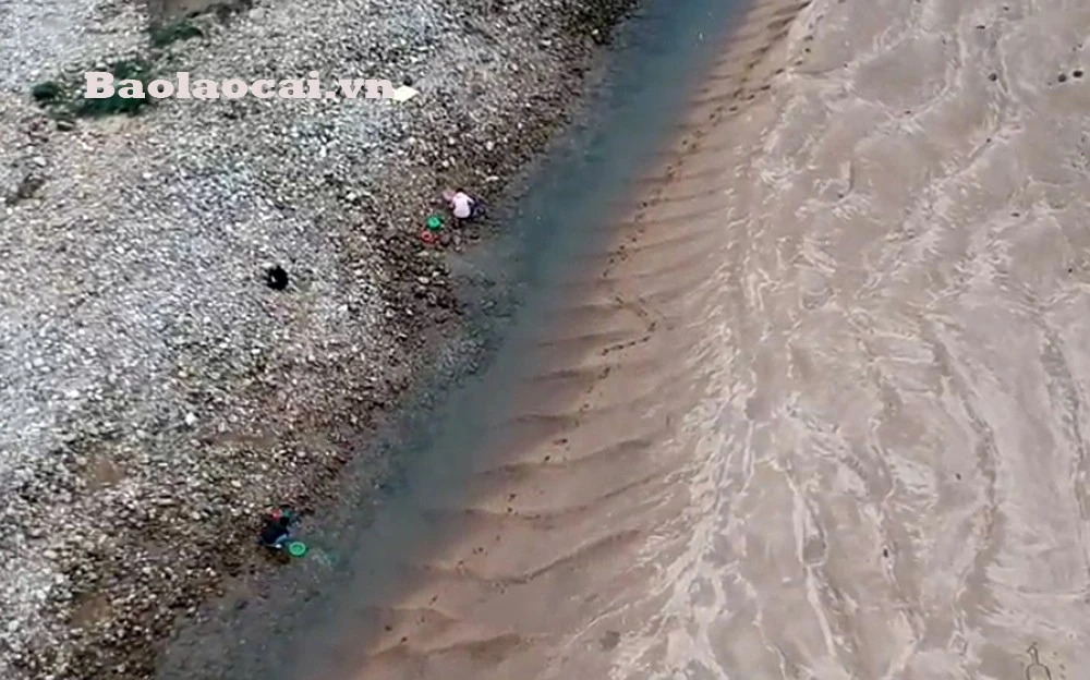 Mỗi khi thủy điện chặn dòng tích nước thì nhiều người dân lại mang dao, cuốc ra đào bới tìm đá quý. Có người mang cả rổ ra đãi sỏi tìm đá.