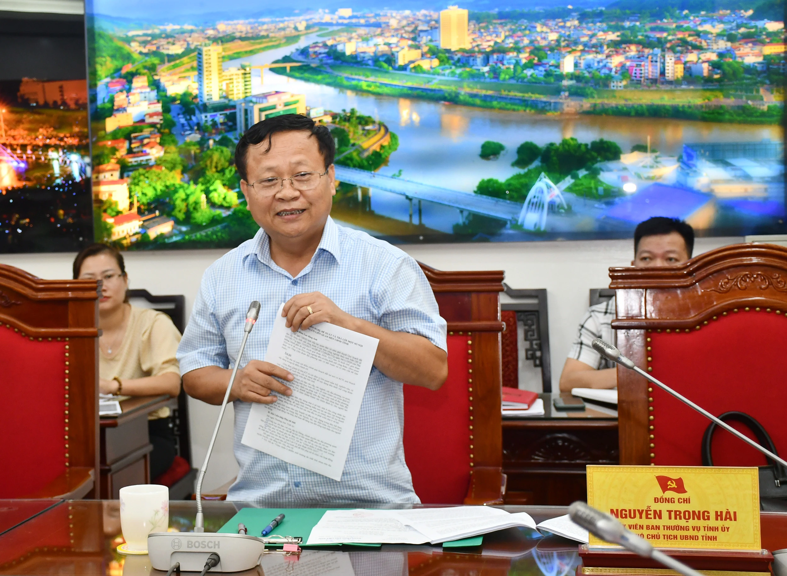 Phó Chủ tịch UBND tỉnh Nguyễn Trọng Hài trao đổi một số nội dung các đại biểu đã nêu ý kiến, nhấn mạnh tầm quan trọng của MTTQ Việt Nam và các tổ chức chính trị - xã hội tuyên truyền, vận động người dân, tạo sự đồng thuận trong việc triển khai các chủ trương đầu tư, phát triển hạ tầng đô thị, nông thôn.