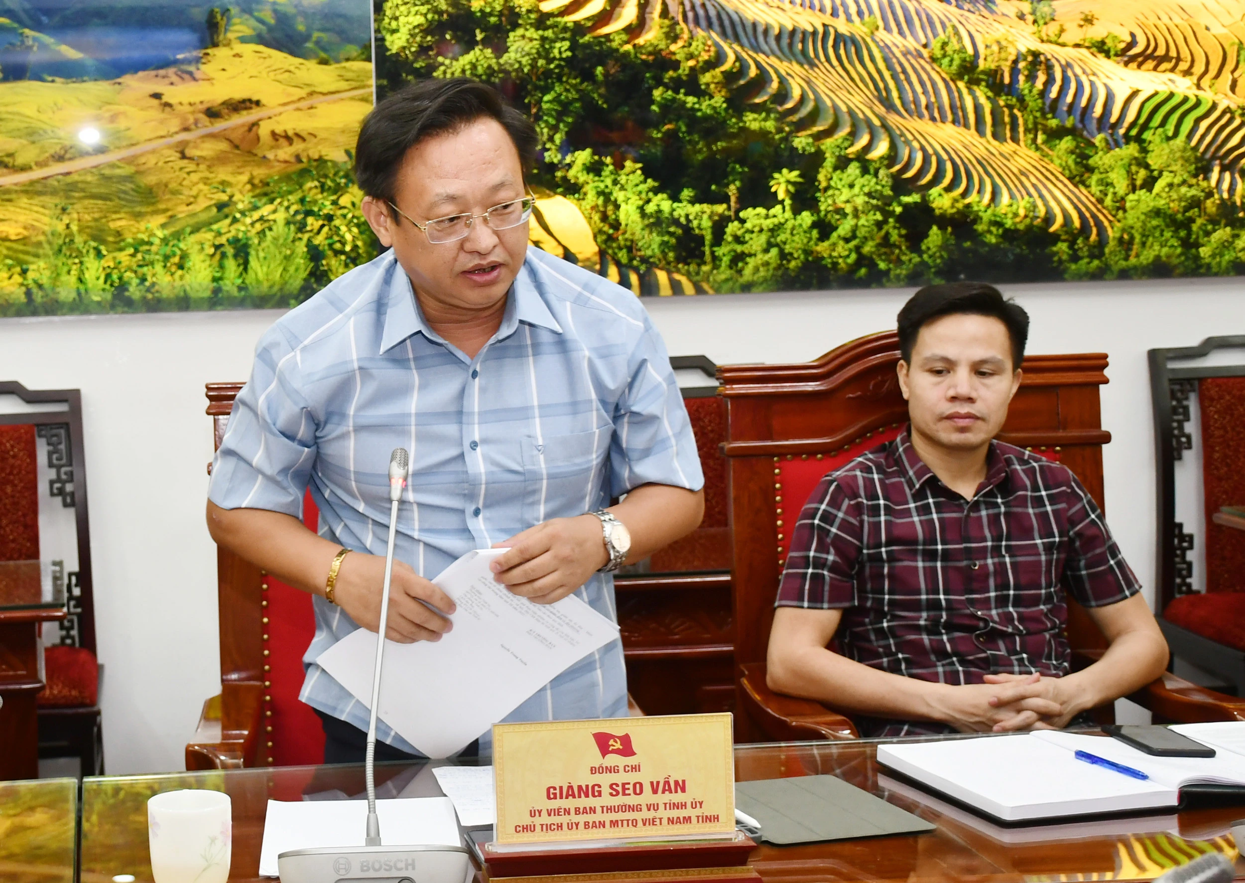 Chủ tịch Ủy ban MTTQ Việt Nam tỉnh Giàng Seo Vần nêu một số đề xuất, kiến nghị.