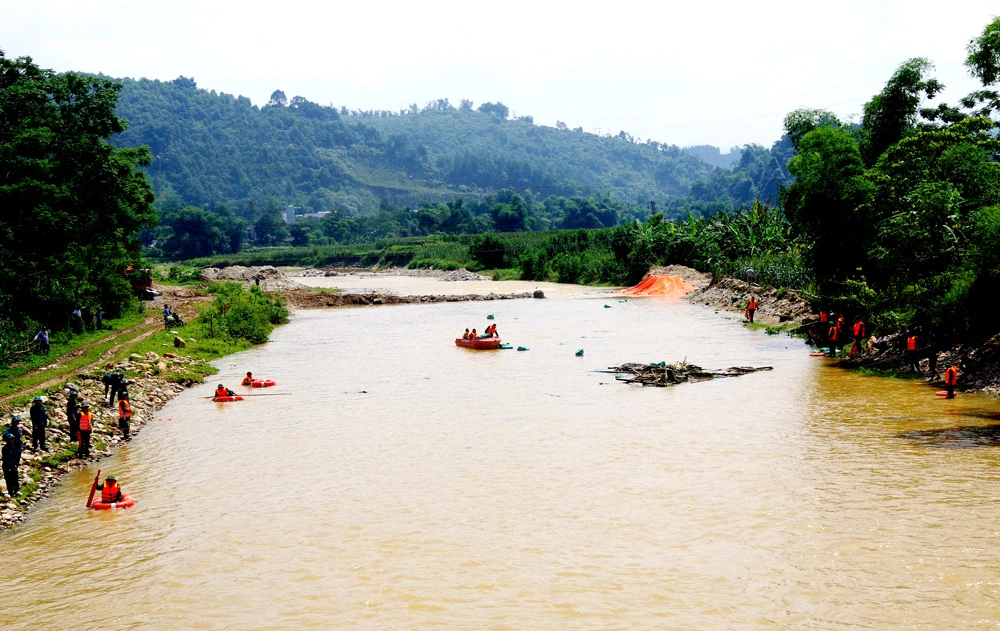 Các lực lượng sử dụng phương tiện tìm kiếm cứu người, tài sản bị lũ cuốn trôi. Tìm kiếm cứu người bị nạn và tài sản bị vùi lấp. Các lực lượng sử dụng phương tiện tìm kiếm cứu người, tài sản bị lũ cuốn trôi. Tìm kiếm cứu người bị nạn và tài sản bị vùi lấp.