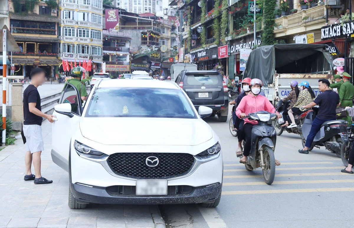 Chiếc xe dừng, đỗ sai quy định bị lập biên bản xử lý.