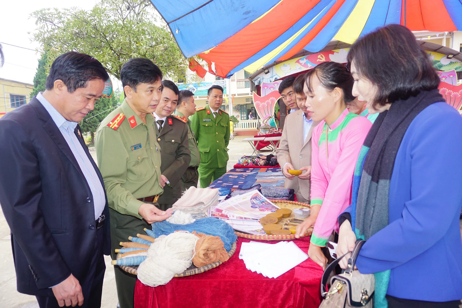 Các đồng chí lãnh đạo dự Ngày hội Đại đoàn kết toàn dân tộc năm 2022 ảnh 15