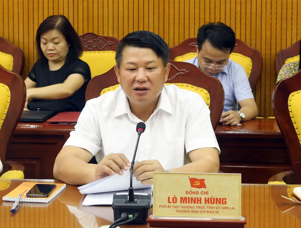 Đồng chí Hoàng Giang, Phó Bí thư Tỉnh ủy Lào Cai phát biểu tại buổi làm việc. Đồng chí Lò Minh Hùng, Phó Bí thư Thường trực Tỉnh ủy Sơn La phát biểu.