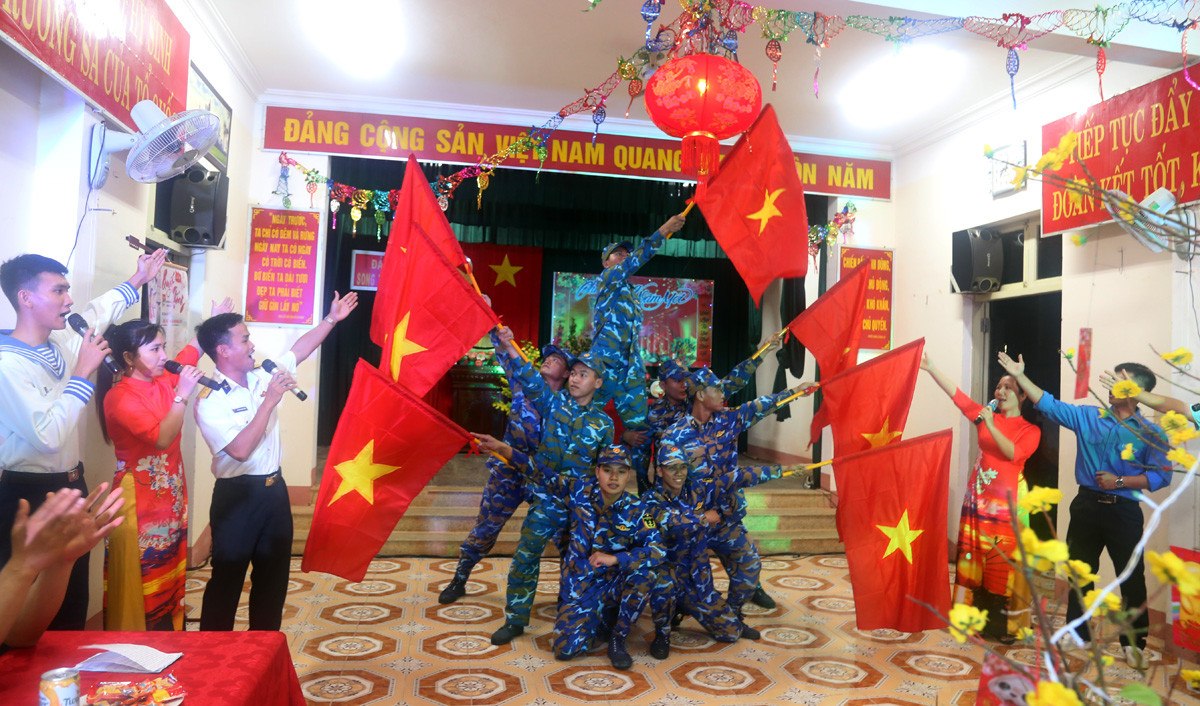 Đoàn công tác Lữ đoàn 146, Vùng 4 Hải quân và đại diện các cơ quan báo chí giao lưu với cán bộ, chiến sỹ và Nhân dân đảo Song Tử Tây. Học sinh Trường Tiểu học xã Song Tử Tây giao lưu với đoàn công tác. Tiết mục văn nghệ do quân và dân Song Tử Tây biểu diễn. Chiến sỹ đảo Song Tử Tây biểu diễn võ thuật.