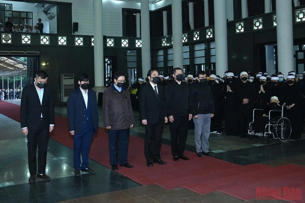 Linh cữu đồng chí Nguyễn Côn, nguyên Bí thư Trung ương Đảng, nguyên Phó Thủ tướng Chính phủ quàn tại Nhà tang lễ Quốc gia, số 5 Trần Thánh Tông, thành phố Hà Nội. Đồng chí Nguyễn Côn (bí danh Nam); sinh ngày 15/5/1916, tại xã Thanh Lâm, huyện Thanh Chương, tỉnh Nghệ An; thường trú tại tổ dân phố 6, phường Trần Hưng Đạo, quận Hoàn Kiếm, thành phố Hà Nội. Đoàn Ban Chấp hành Trung ương Đảng do Thủ tướng Chính phủ Phạm Minh Chính dẫn đầu viếng đồng chí Nguyễn Côn. Tổng Bí thư Nguyễn Phú Trọng gửi vòng hoa kính viếng. Các đồng chí lãnh đạo, nguyên lãnh đạo Đảng, Nhà nước viếng đồng chí Nguyễn Côn. Thủ tướng Phạm Minh Chính chia buồn với gia quyến đồng chí Nguyễn Côn. Đoàn Chính phủ nước CHXHCN Việt Nam do Thủ tướng Phạm Minh Chính dẫn đầu viếng nguyên Phó Thủ tướng Chính phủ Nguyễn Côn. Thủ tướng Phạm Minh Chính ghi sổ tang tại lễ viếng. Đoàn Quốc hội nước CHXHCN Việt Nam do Phó Chủ tịch Quốc hội Nguyễn Đức Hải dẫn đầu viếng nguyên Phó Thủ tướng Chính phủ Nguyễn Côn. Phó Chủ tịch Quốc hội Nguyễn Đức Hải; Tổng Thư ký, Chủ nhiệm Văn phòng Quốc hội Bùi Văn Cường chia buồn với gia quyến đồng chí Nguyễn Côn. Đoàn Ủy ban Trung ương Mặt trận Tổ quốc Việt Nam do Phó Chủ tịch Ủy ban Trung ương Mặt trận Tổ quốc Việt Nam Ngô Sách Thực dẫn đầu viếng nguyên Phó Thủ tướng Nguyễn Côn. Đoàn Đại sứ quán Lào tại Việt Nam viếng nguyên Phó Thủ tướng Nguyễn Côn. Lễ viếng đồng chí Nguyễn Côn diễn ra từ 8 giờ ngày 13/1; lễ truy điệu lúc 10 giờ 30 phút và lễ an táng từ 13 giờ cùng ngày tại Nghĩa trang Mai Dịch, thành phố Hà Nội.