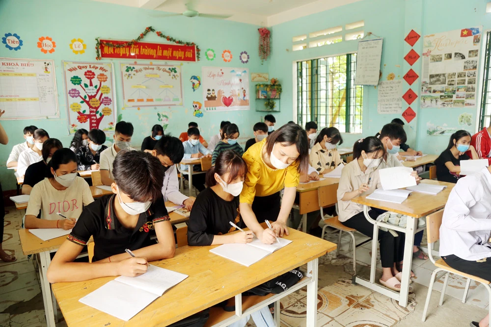 Giờ ôn thi vào lớp 10 của học sinh lớp 9, Trường THCS Quang Kim, huyện Bát Xát.