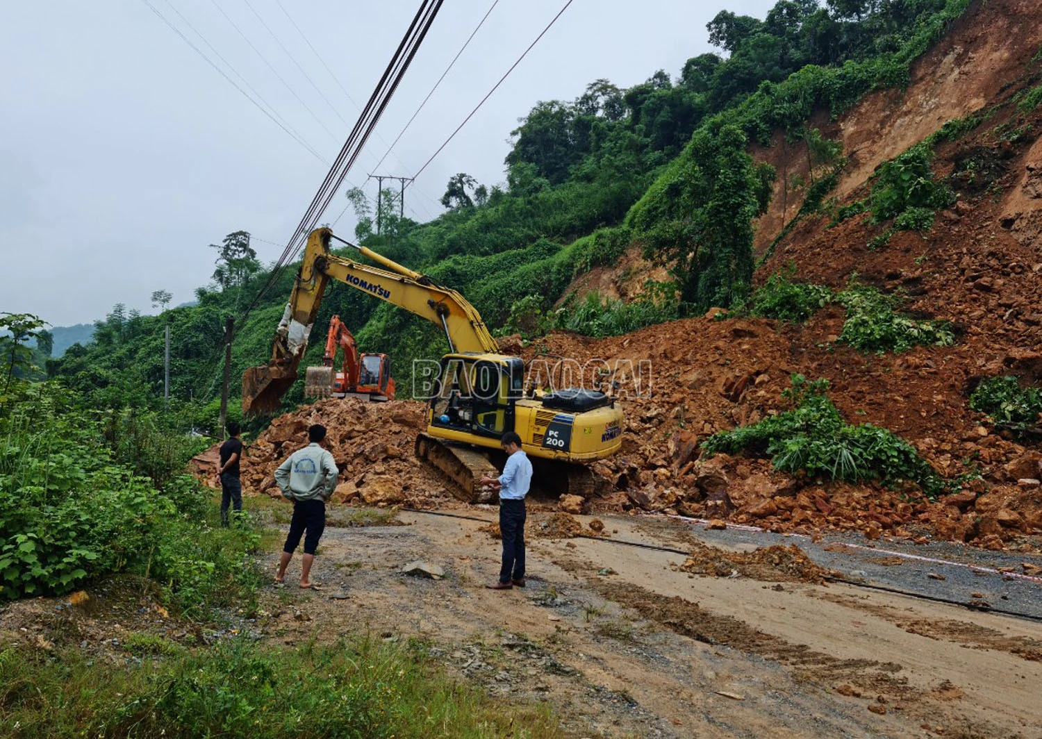 Nhân lực, máy móc được huy động để khắc phục hậu quả sạt lở, đảm bảo giao thông bước 1.