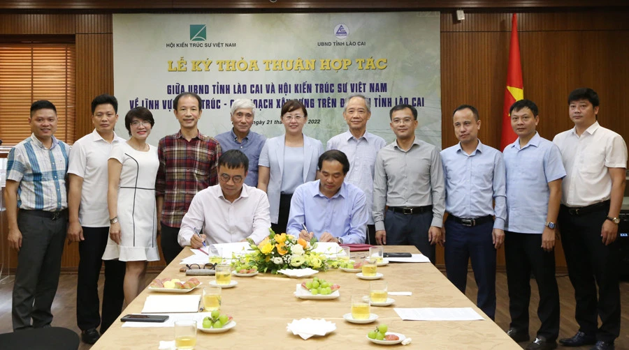 Chủ tịch UBND tỉnh Lào Cai và Chủ tịch Hội Kiến trúc sư Việt Nam ký kết biên bản thỏa thuận.