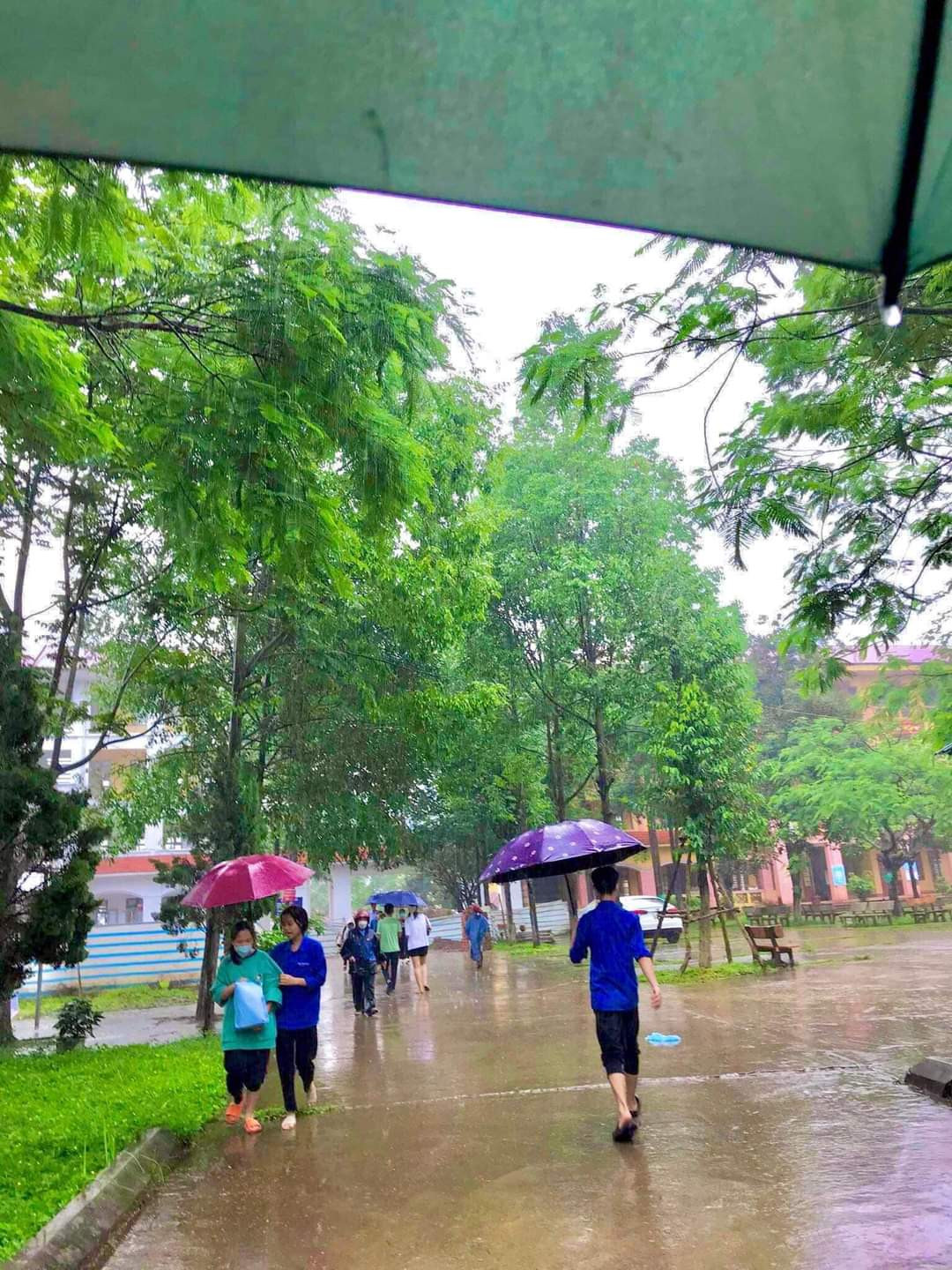 Mặc dù trời mưa nhưng các thí sinh vẫn vượt khó đến trường thi.