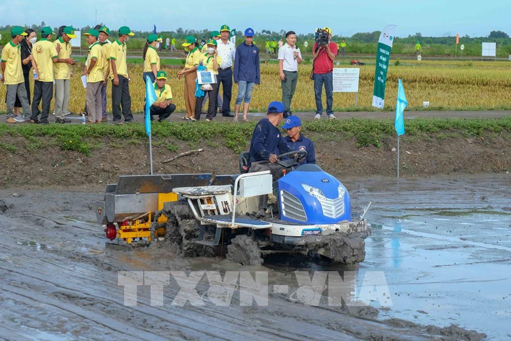 Ứng dụng kỹ thuật sạ lúa cụm giúp nông dân giảm chi phí ảnh 1 Máy sạ cụm được giới thiệu tại buổi trình diễn. Ảnh: Thanh Liêm - TTXVN