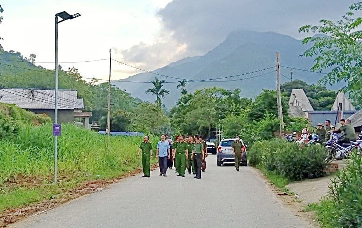 Mô hình "ánh sáng an ninh" góp phần giữ bình yên thôn, bản. Mô hình "ánh sáng an ninh" góp phần giữ bình yên thôn, bản.