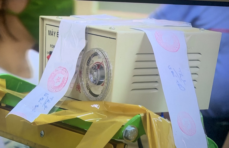 Các đối tượng dùng máy ép đóng thảo mộc tẩm ướp ma tuý thành các túi, hộp nguỵ trang thành các sản phẩm đông y, thuốc tăng lực. Các đối tượng dùng máy ép đóng thảo mộc tẩm ướp ma tuý thành các túi, hộp nguỵ trang thành các sản phẩm đông y, thuốc tăng lực.