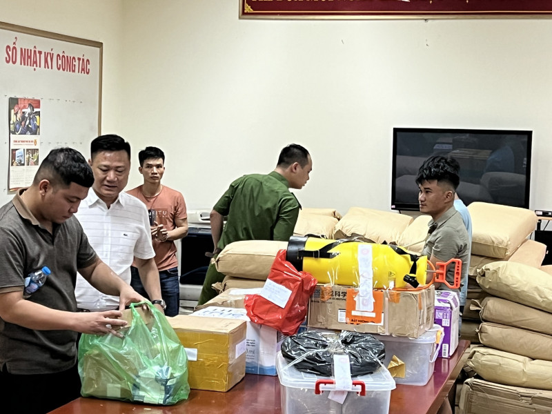 Thượng tá Trần Văn Hoá, Trưởng Công an quận Nam Từ Liêm trực tiếp chỉ đạo CBCS triển khai điều tra, kiểm kê thu giữ tang vật.