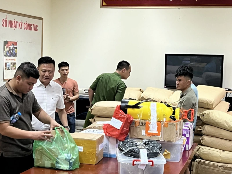 Thượng tá Trần Văn Hoá, Trưởng Công an quận Nam Từ Liêm trực tiếp chỉ đạo CBCS triển khai điều tra, kiểm kê thu giữ tang vật.